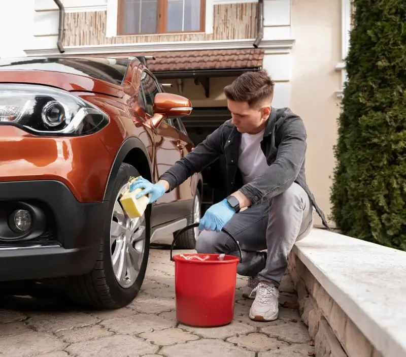 Lavage auto à domicile L'Arbresle : professionnel intervenant sur un véhicule